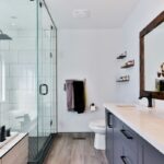 Sfaturi și trucuri de design pentru o baie mai spațioasă