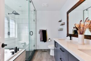 Sfaturi și trucuri de design pentru o baie mai spațioasă