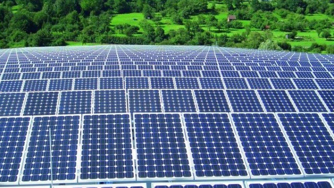 Integrarea invertorilor solari în sistemele de locuințe inteligente: Control inteligent al energiei