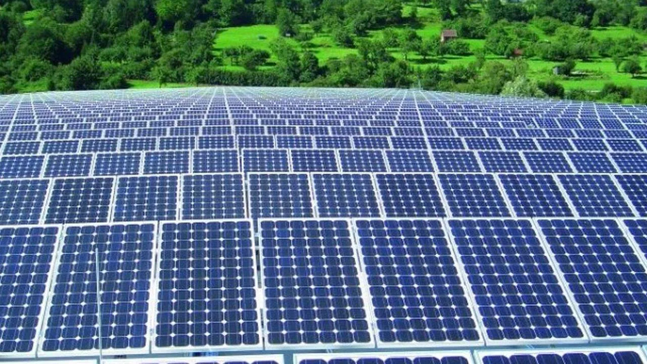 Integrarea invertorilor solari în sistemele de locuințe inteligente: Control inteligent al energiei