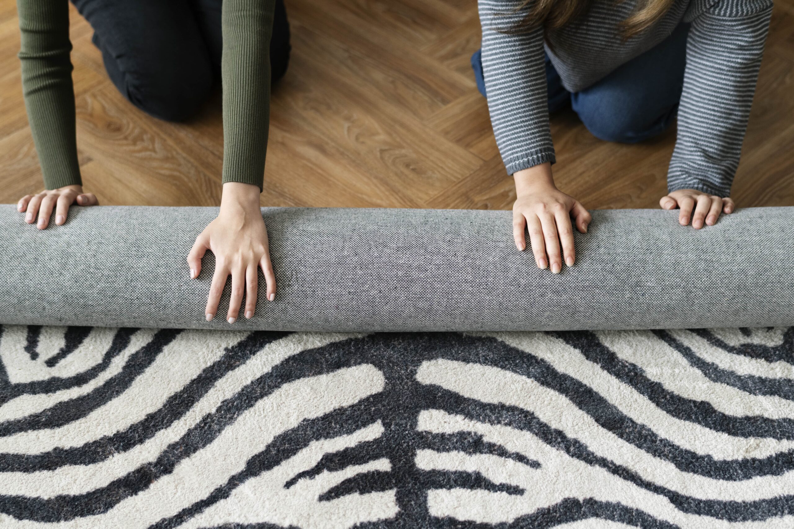 Cum influențează tipul de mochetă atmosfera unui spațiu: birou eficient vs. living confortabil