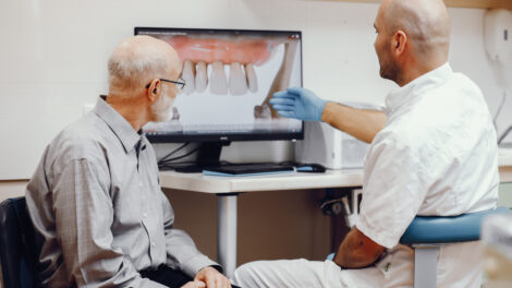 Implanturile dentare dor foarte tare? Ce se întâmplă de fapt în timpul și după intervenție