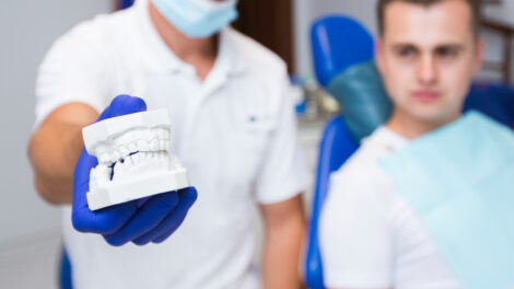 Cât durează procedura de inserare a unui implant dentar?