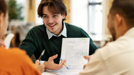 Cum se diferențiază Certificatul de Reputație în Afaceri de clasamentele tradiționale ale firmelor?