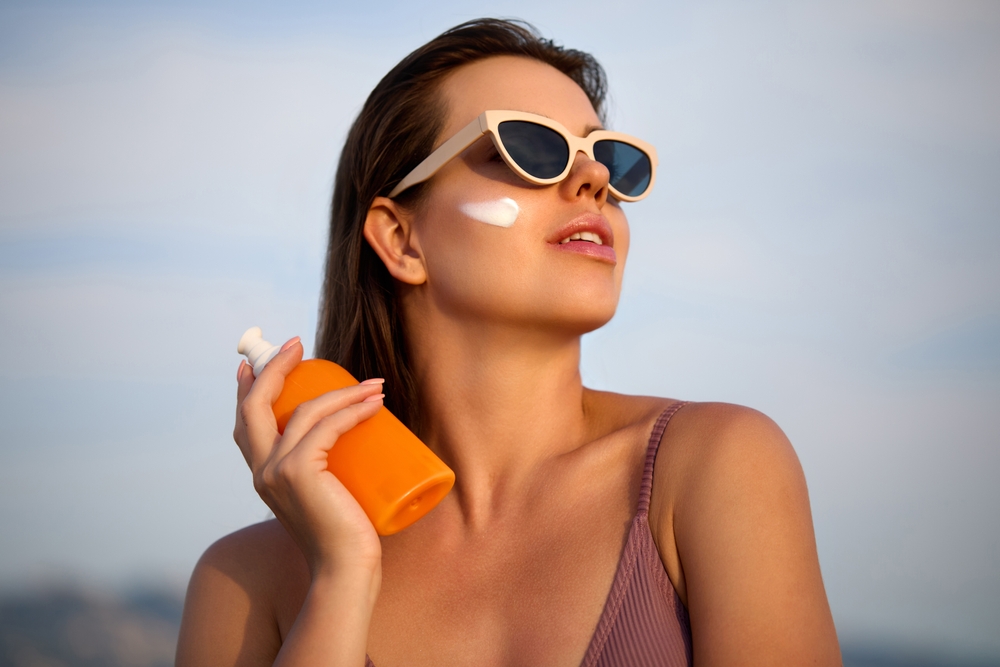 A,Beauty,Woman,Using,Sun,Cream,To,Skin.,Beautiful,Woman
