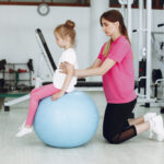 Cum susține kinetoterapia copilul cu tulburări de coordonare și echilibru