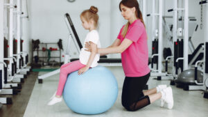 Cum susține kinetoterapia copilul cu tulburări de coordonare și echilibru