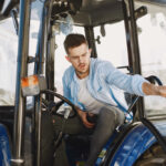 Demarorul tractorului între reparație și înlocuire, când are sens fiecare alegere la utilajele folosite intens