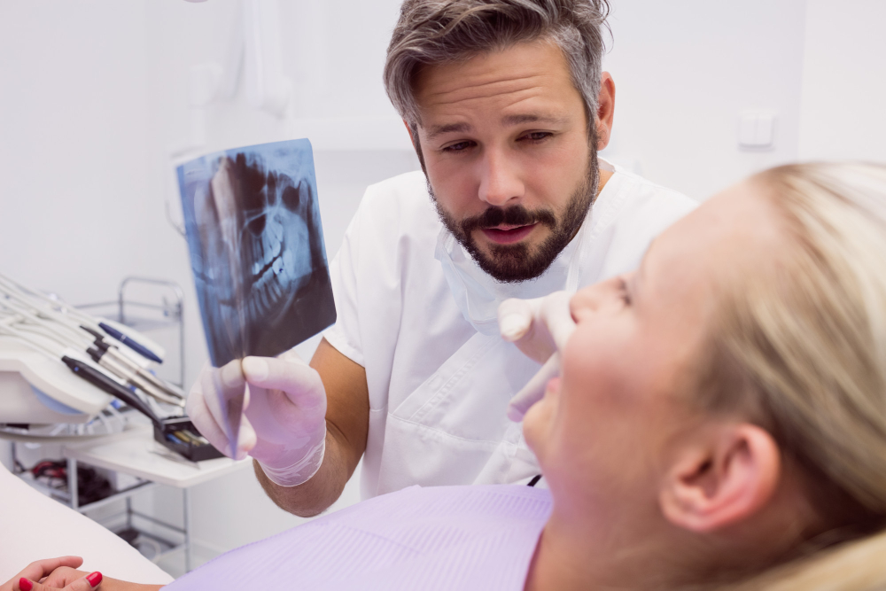 Ce este, de fapt, un implant dentar și cum înlocuiește rădăcina unui dinte pierdut?