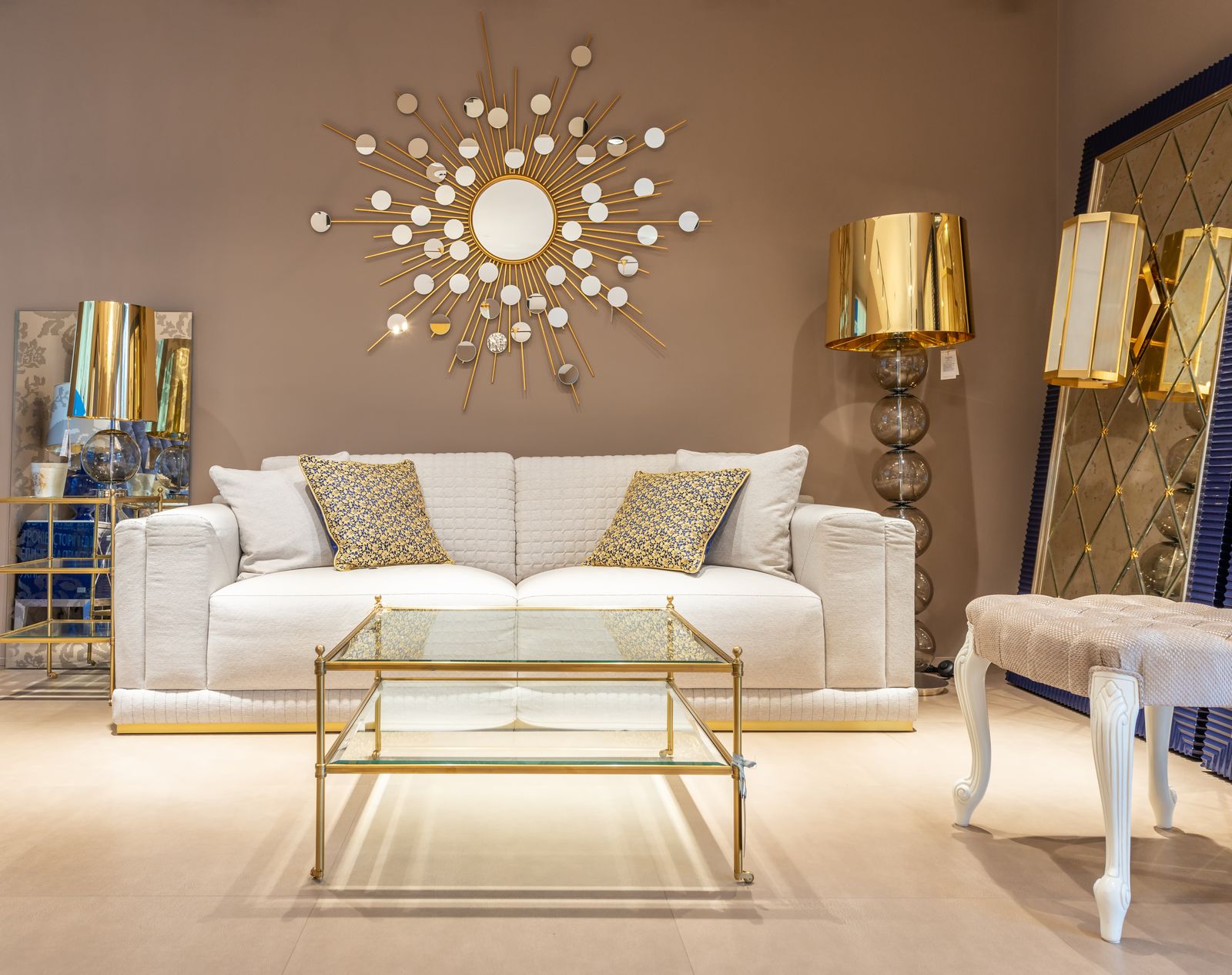 Accente decorative si lumina ambientala pentru un living cu — Stirea Zilei