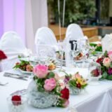 Cum așezi florile pe masă: reguli simple pentru mese și evenimente