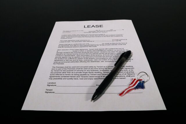 Cum verifici un contract de inchiriere inainte sa semnezi