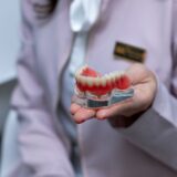 Dinții lipsă nu sunt doar o problemă de aspect — explică medicii Angelescu Dental Clinic