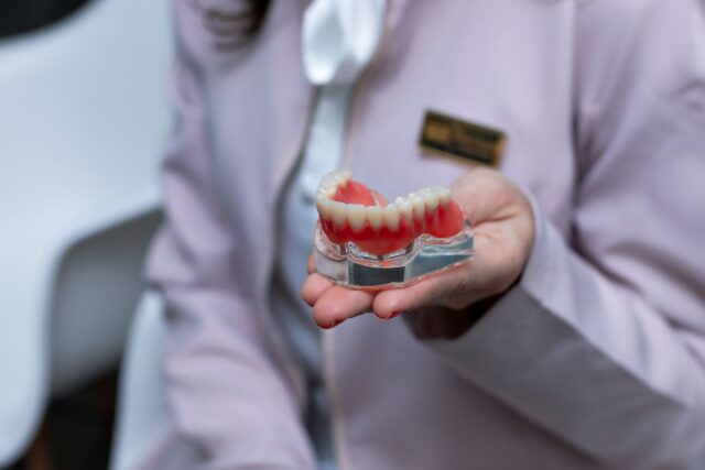 Dinții lipsă nu sunt doar o problemă de aspect — explică medicii Angelescu Dental Clinic