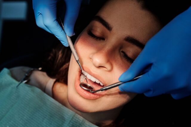 Fațetă sau coroană dentară ? Unde trece granița dintre cele două, explicat de Gentle Dentist