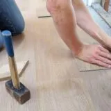 18 dB nu înseamnă același lucru în orice pardoseală: cum citești performanța acustică