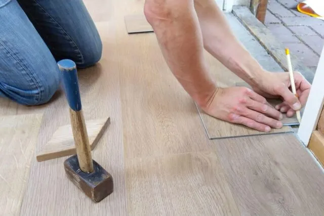 18 dB nu înseamnă același lucru în orice pardoseală: cum citești performanța acustică