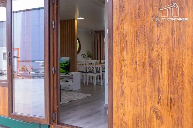 Casa din containere cu etaj: zona de zi și zona de noapte, separate firesc