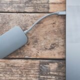 Hard disk extern conectat la un laptop pe un birou, folosit pentru copia de siguranță a fișierelor