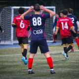 Meci de minifotbal între echipe amatoare pe un teren sintetic, cu jucători în veste de culori diferite