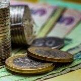 Monede așezate în teancuri tot mai înalte, care ilustrează creșterea economiilor prin dobândă compusă