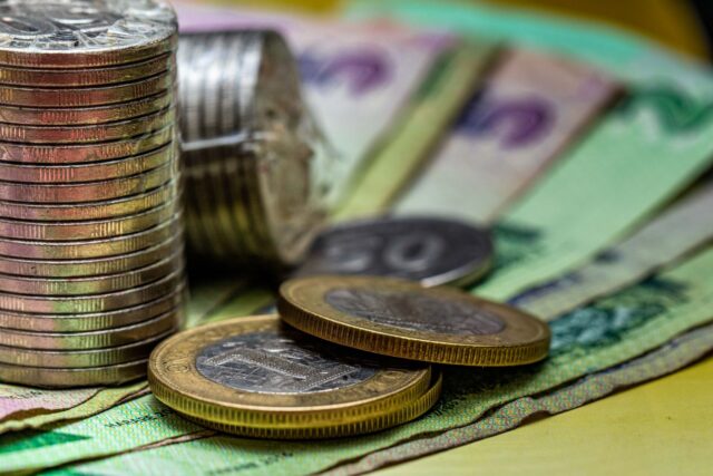 Monede așezate în teancuri tot mai înalte, care ilustrează creșterea economiilor prin dobândă compusă