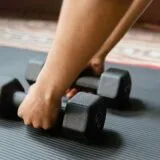 Greutăți libere vs aparate ghidate atunci când vrei să îți amenajezi un colț de antrenament pe balcon