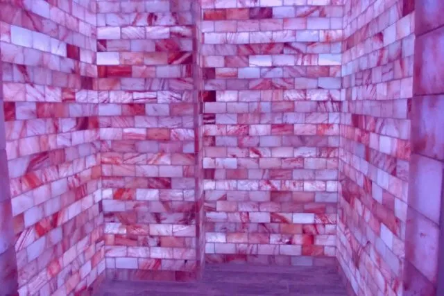 Peretele din sare si aerul din camera