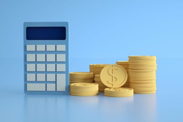 Fluturaș de salariu tipărit pe un birou, alături de un calculator și un pix pentru verificarea sumelor