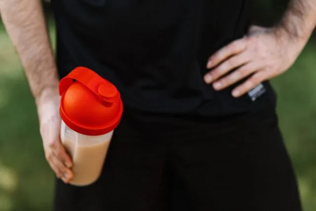 Shake-ul de după sală, în variantă vegetală: ce trebuie să știi despre proteinele din plante